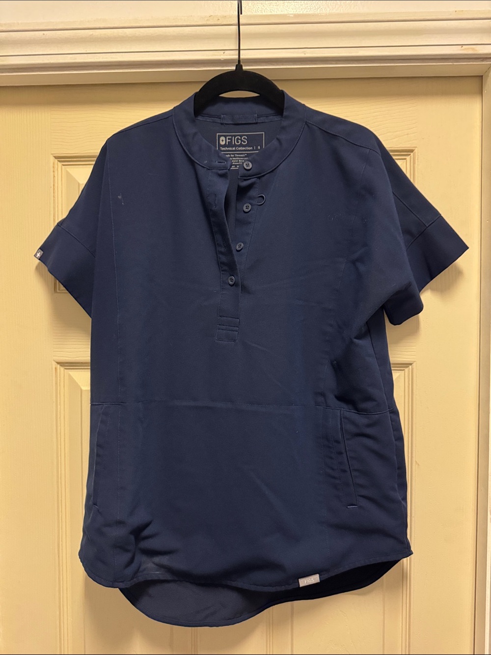 Figs Women's Navy Short-Sleeve Mandarin Collar Button-Down Scrub Top